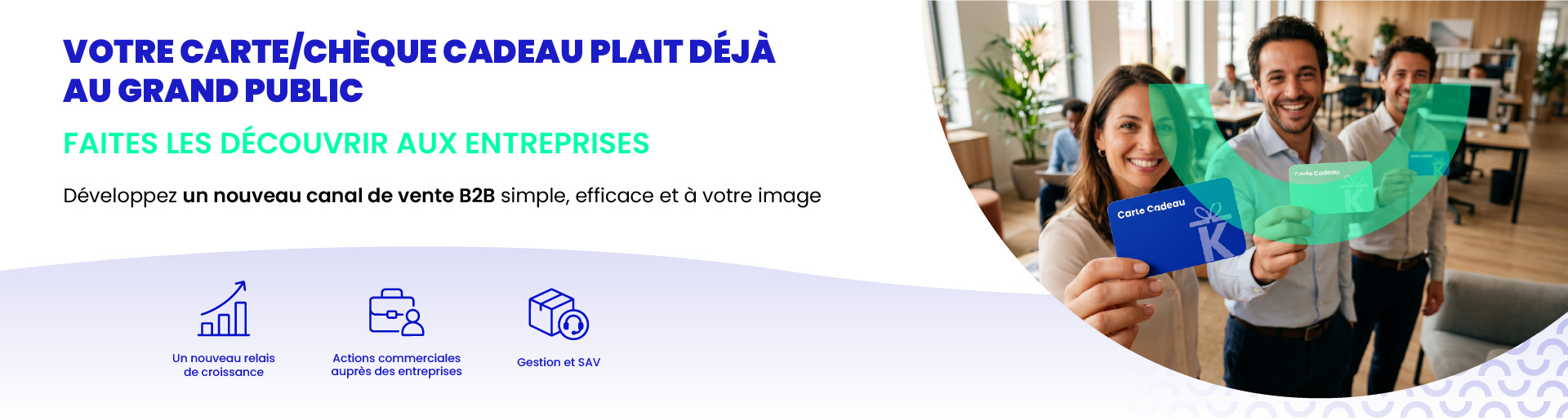 Une cliente utilise une carte cadeau dans un centre commercial