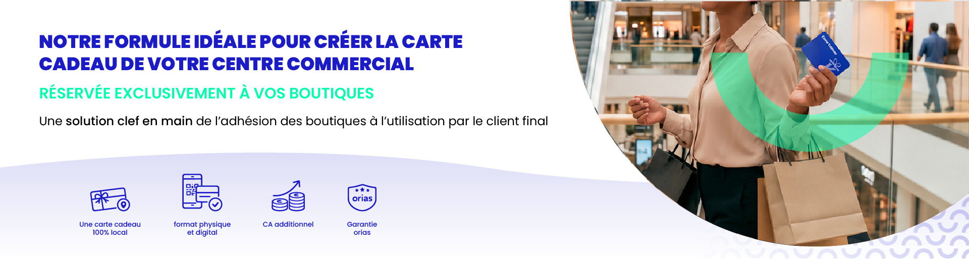 Des consommateurs font leurs achats dans les commerces d’un centre-ville