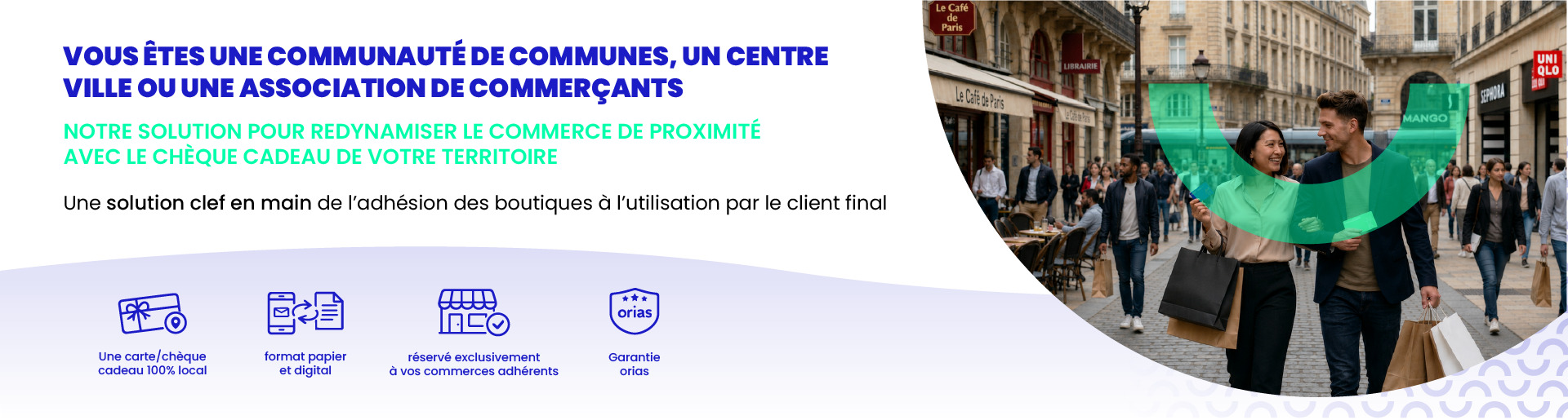 Une équipe présente des cartes cadeaux aux entreprises
